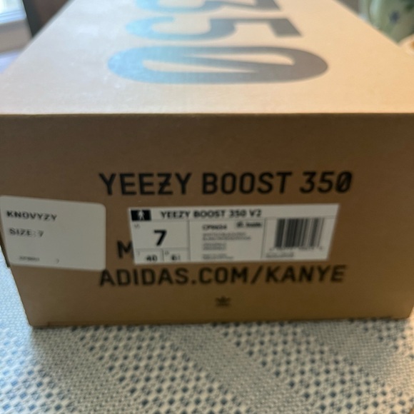 Like new Yeezy Boost 350 Addidas Men’s size 7, Women’s size 8.5 - Picture 2 of 7